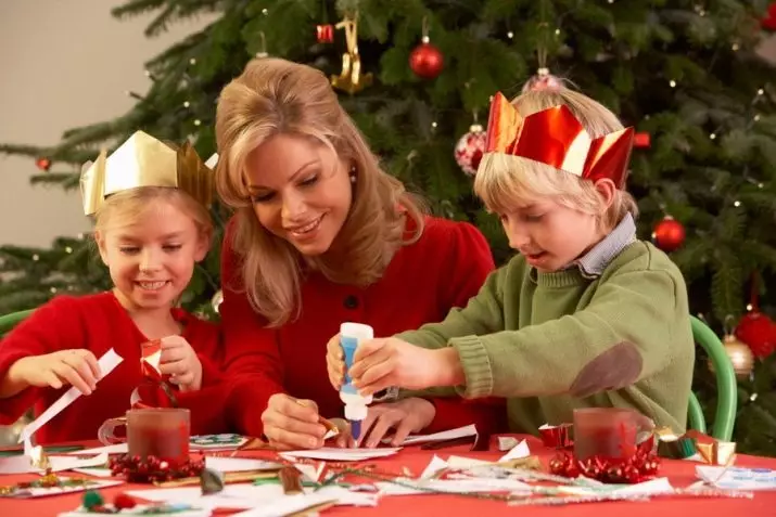 新年の紙のおもちゃ：あなた自身の手で新年のためにクリスマスツリーにボールを作る方法は？折り紙、体積紙のおもちゃの宝石類 24576_2