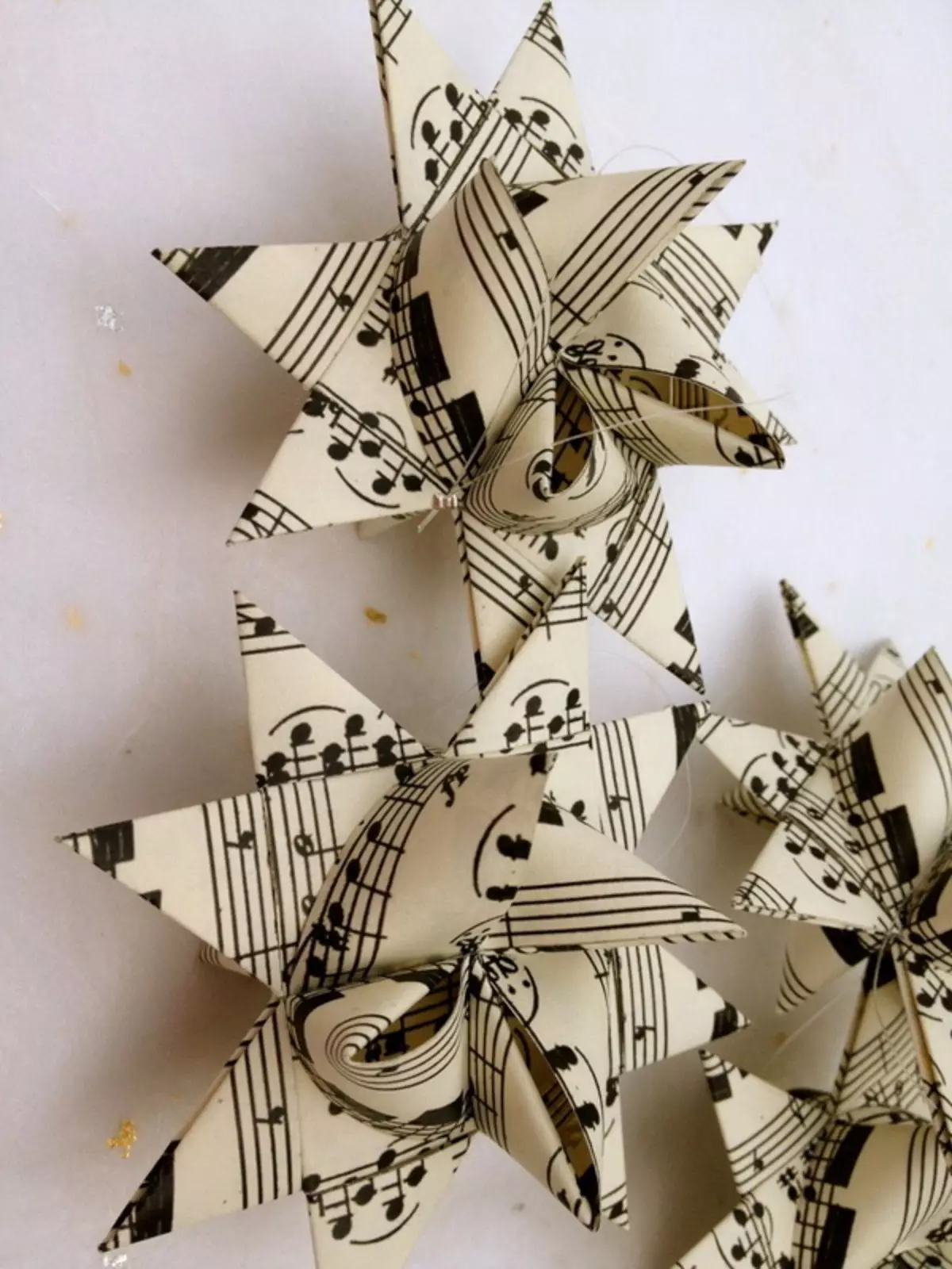 Brinquedos de papel de ano novo: como fazer bolas na árvore de Natal para o ano novo com suas próprias mãos? Jóias em origami, brinquedos de papel volumétrico 24576_34