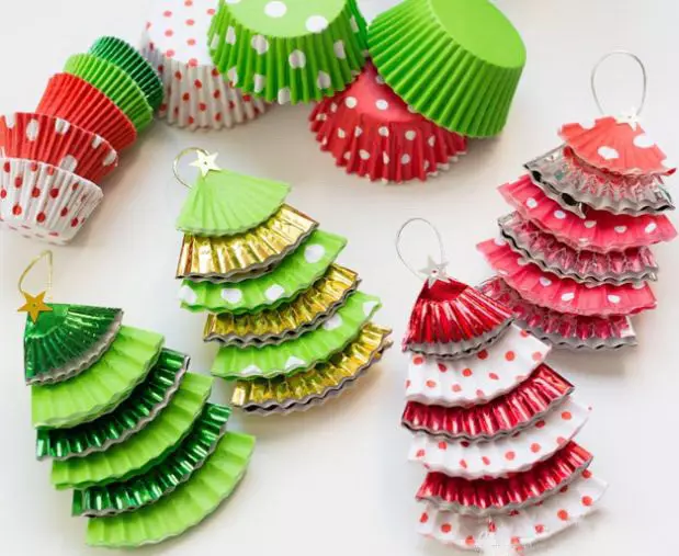 新年の紙のおもちゃ：あなた自身の手で新年のためにクリスマスツリーにボールを作る方法は？折り紙、体積紙のおもちゃの宝石類 24576_36