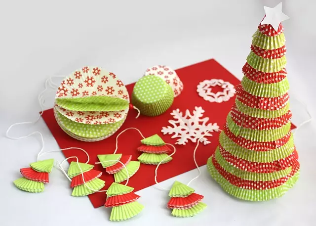 新年の紙のおもちゃ：あなた自身の手で新年のためにクリスマスツリーにボールを作る方法は？折り紙、体積紙のおもちゃの宝石類 24576_37