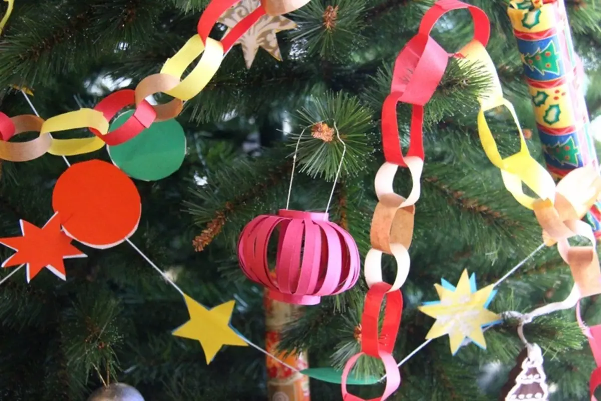 新年の紙のおもちゃ：あなた自身の手で新年のためにクリスマスツリーにボールを作る方法は？折り紙、体積紙のおもちゃの宝石類 24576_5