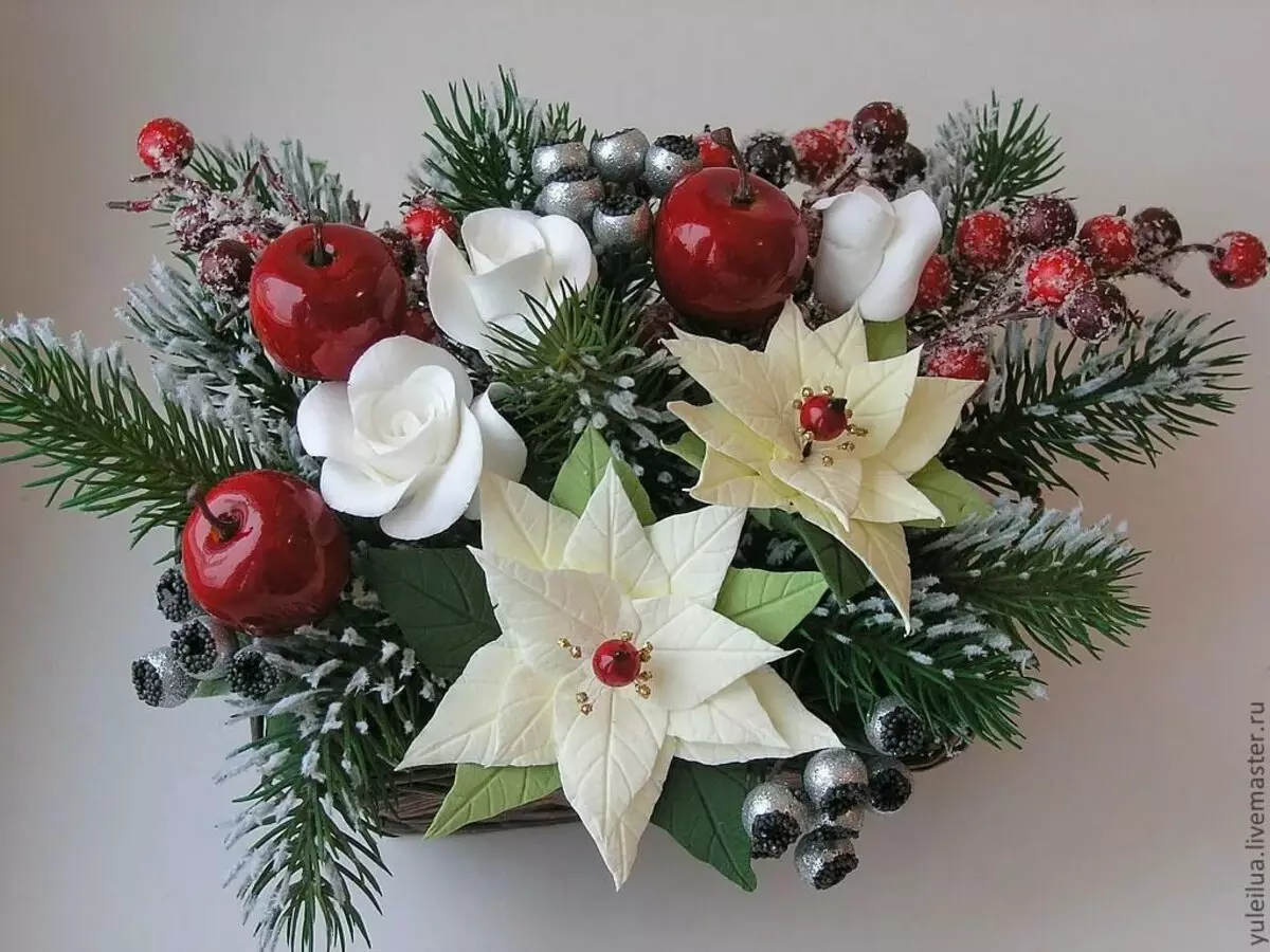 Новогодишни букети (41 фотографии): од бонбони и цвеќиња, овошје и други за Нова Година, собирајте прекрасни букети на масата со свои раце 24585_11