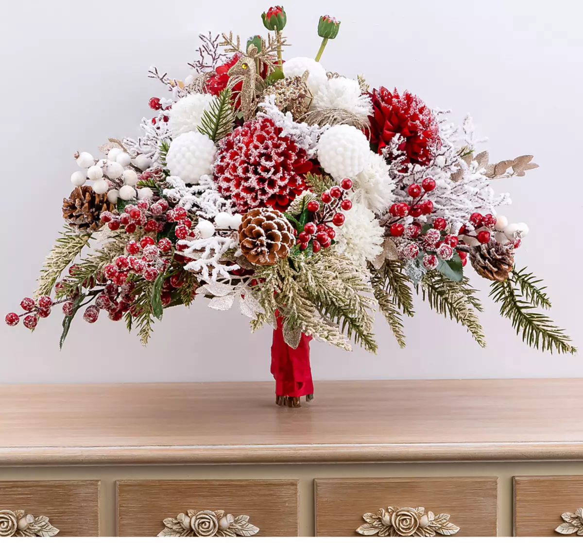 Ամանորյա ծաղկեփնջեր (41 լուսանկար). Կոնֆետներից եւ ծաղիկներից, մրգերից եւ այլն Նոր տարվա համար հավաքեք գեղեցիկ ծաղկեփնջեր սեղանի վրա ձեր սեփական ձեռքերով 24585_12