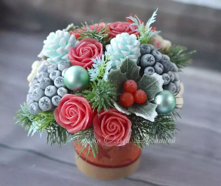 Bouquets Tahun Baru (41 foto): Dari permen dan bunga, buah dan lainnya untuk tahun baru, kumpulkan karangan bunga indah di atas meja dengan tangan Anda sendiri 24585_16