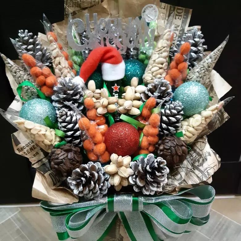 Noworoczne bukiety (41 zdjęć): z cukierków i kwiatów, owoców i innych na nowy rok zbierają piękne bukiety na stole z własnymi rękami 24585_2