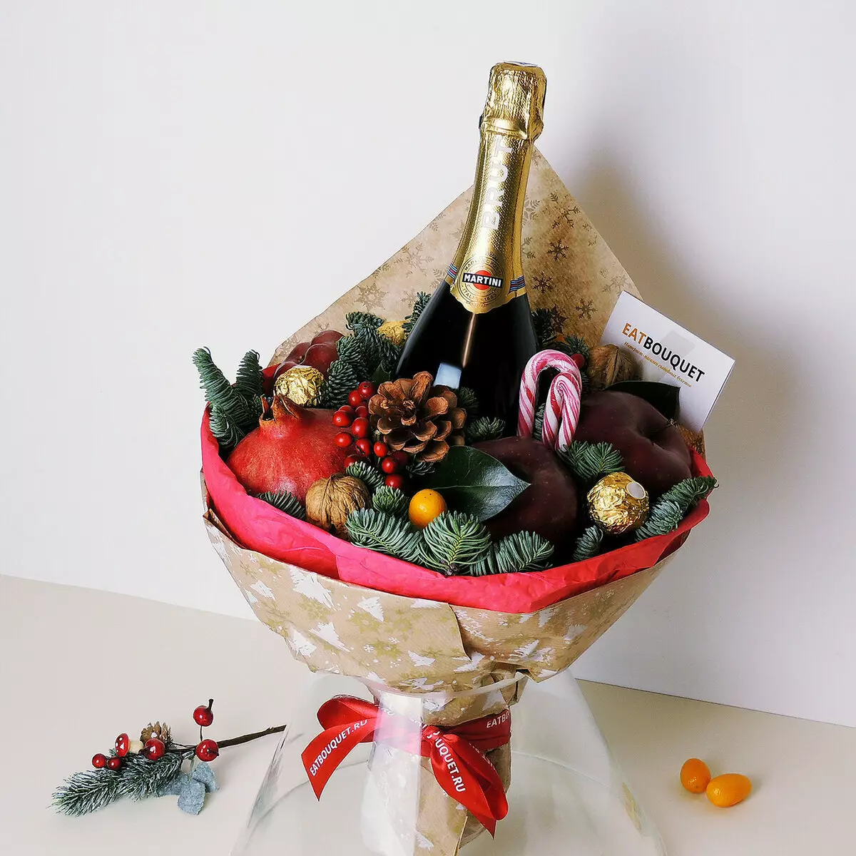 Novogodišnji buketi (41 fotografije): Od bombona i cvijeća, voća i drugih za novu godinu, sakupljajte prekrasne bukete na stolu vlastitim rukama 24585_20