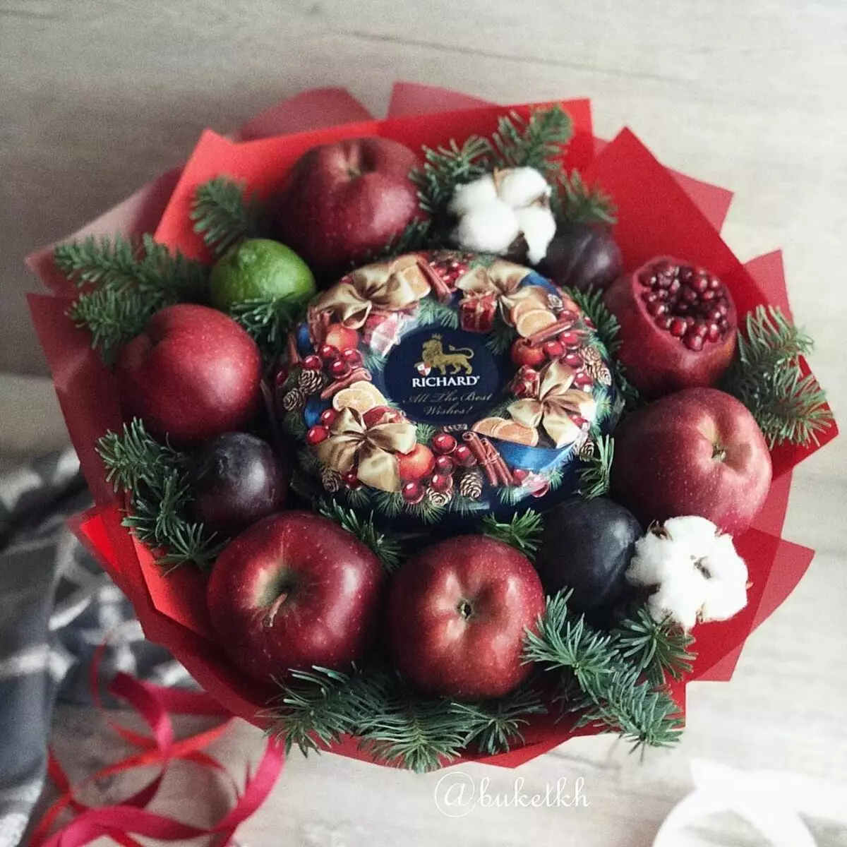 Новогодишни букети (41 фотографии): од бонбони и цвеќиња, овошје и други за Нова Година, собирајте прекрасни букети на масата со свои раце 24585_21