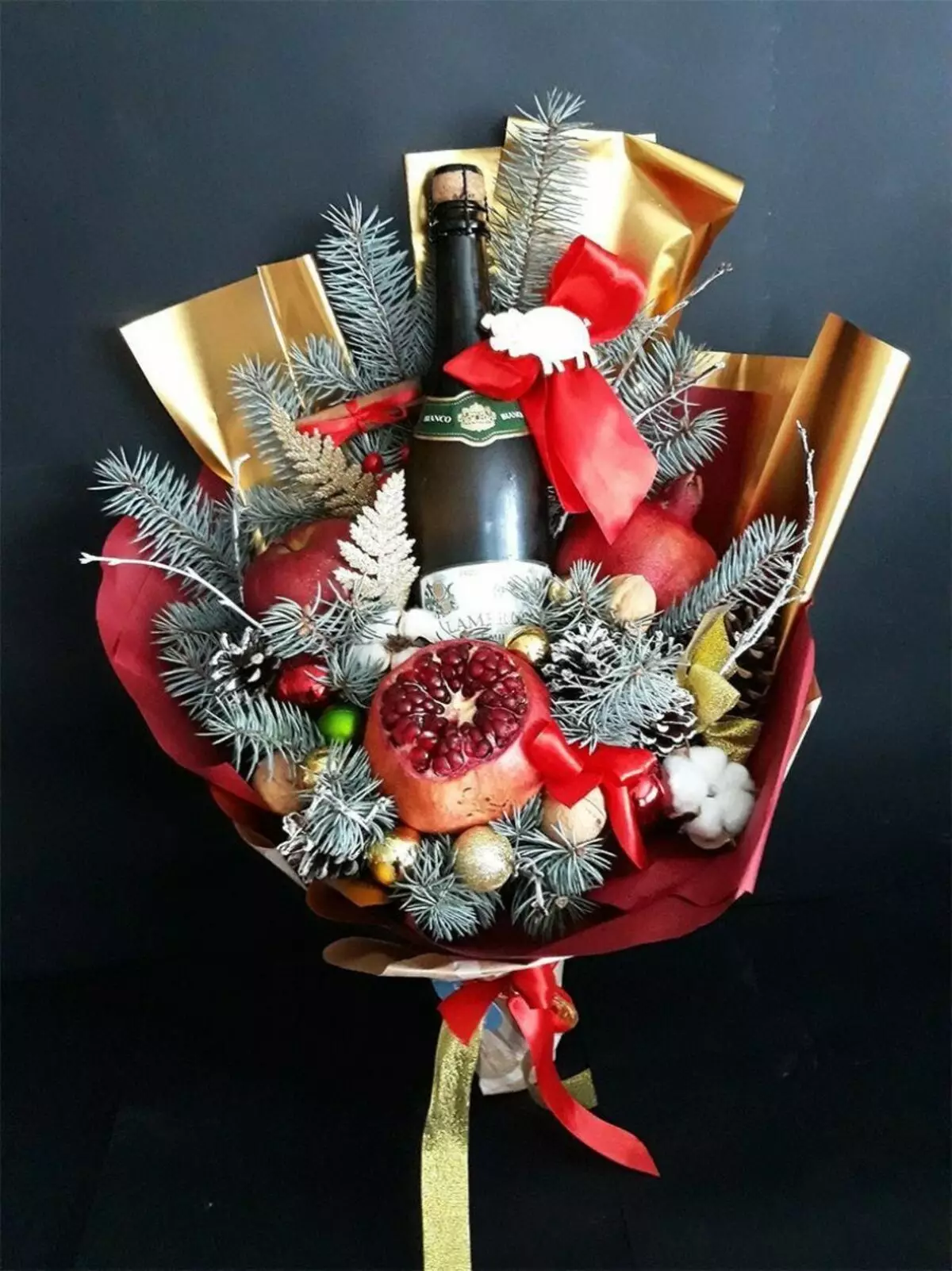 Noworoczne bukiety (41 zdjęć): z cukierków i kwiatów, owoców i innych na nowy rok zbierają piękne bukiety na stole z własnymi rękami 24585_24