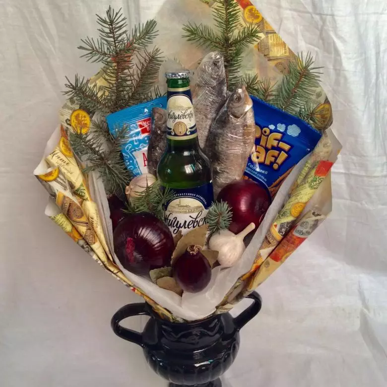 Novogodišnji buketi (41 fotografije): Od bombona i cvijeća, voća i drugih za novu godinu, sakupljajte prekrasne bukete na stolu vlastitim rukama 24585_26