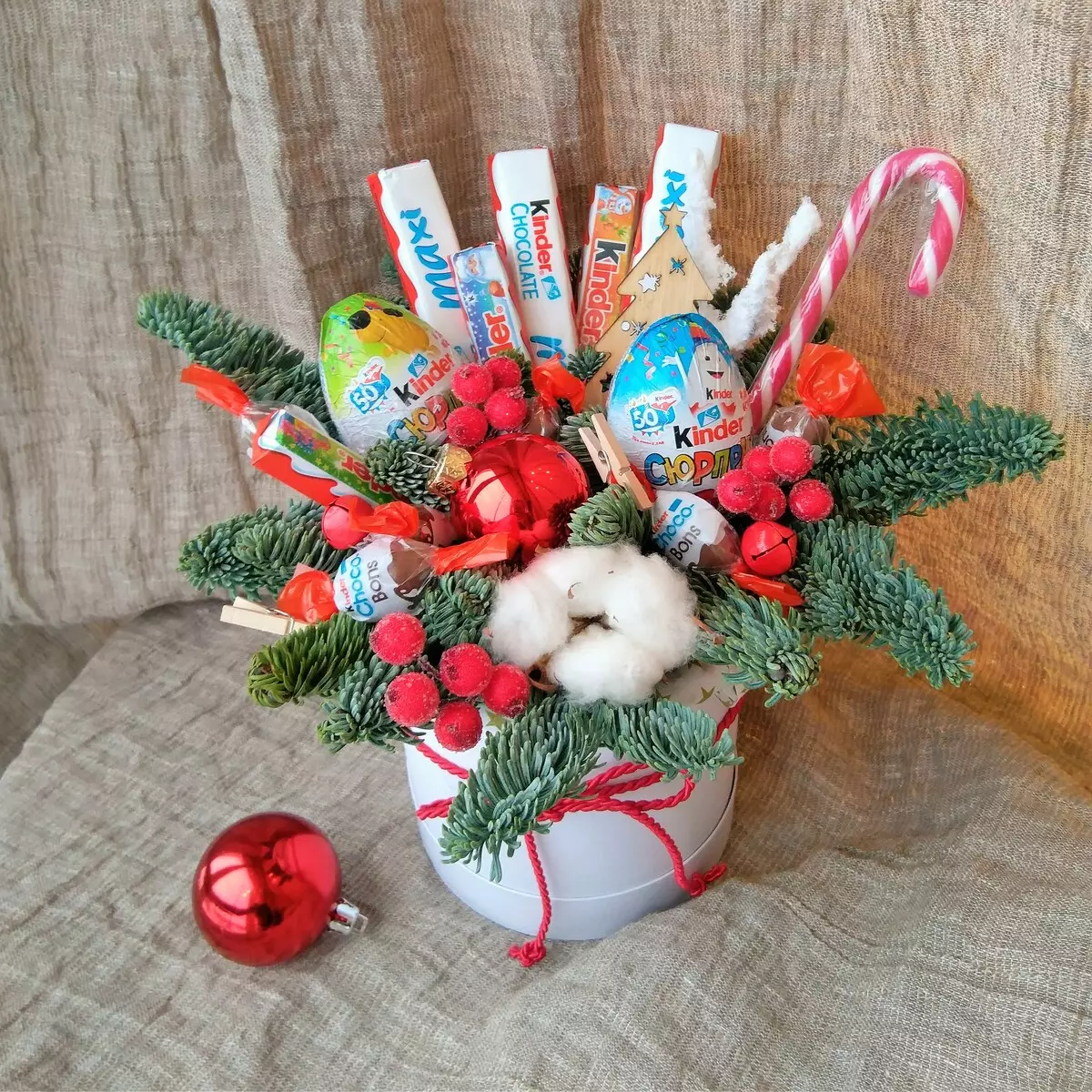 Noworoczne bukiety (41 zdjęć): z cukierków i kwiatów, owoców i innych na nowy rok zbierają piękne bukiety na stole z własnymi rękami 24585_27