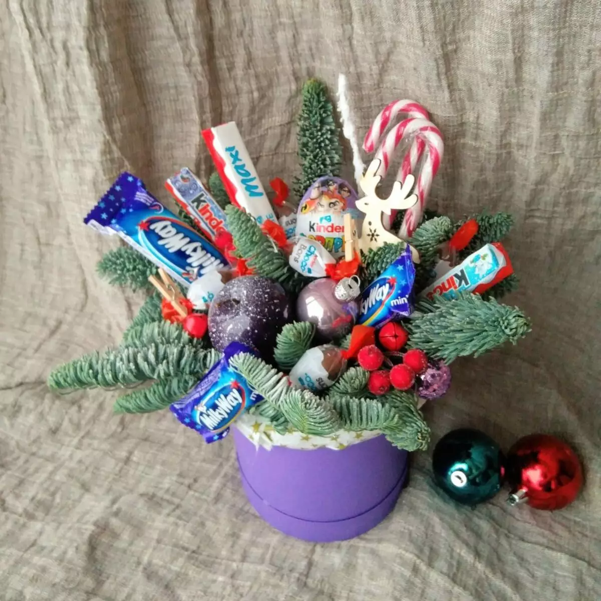 새해 부케 (41 장의 사진) : 사탕과 꽃, 과일 및 기타 새해를위한 아름다운 꽃다발을 탁자로 모으십시오. 24585_29