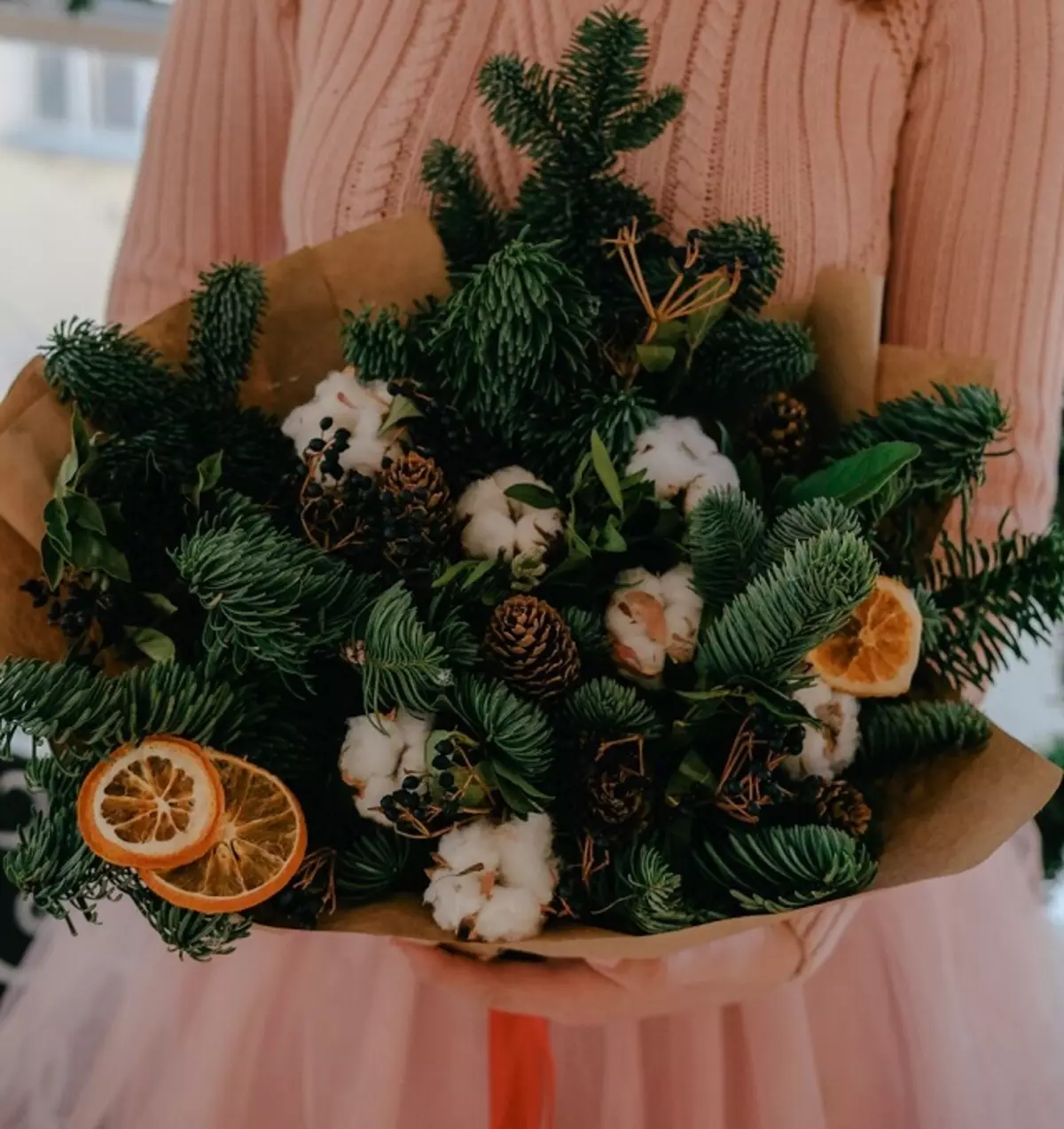 Bouquets Tahun Baru (41 foto): Dari permen dan bunga, buah dan lainnya untuk tahun baru, kumpulkan karangan bunga indah di atas meja dengan tangan Anda sendiri 24585_37