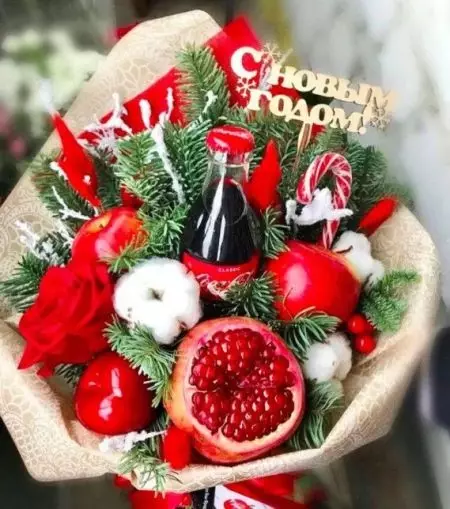 Новогодишњи букети (41 фотографије): Од бомбона и цвећа, воћа и других за Нову годину, сакупљајте прелепе букете на столу властитим рукама 24585_38
