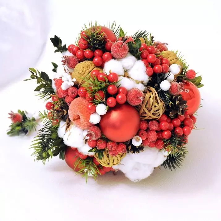 זרי פרחים של השנה החדשה (41 תמונות): מתוך ממתקים ופרחים, פירות ואחרים לשנה החדשה, לאסוף זרי פרחים יפים על השולחן בידיים שלך 24585_39