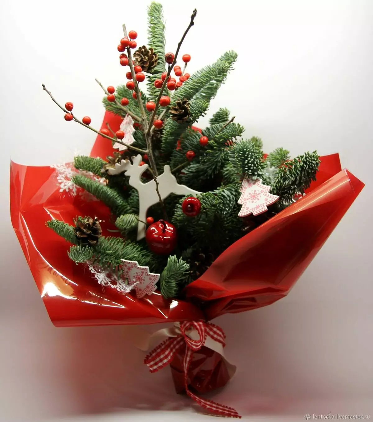 Новогодишњи букети (41 фотографије): Од бомбона и цвећа, воћа и других за Нову годину, сакупљајте прелепе букете на столу властитим рукама 24585_5