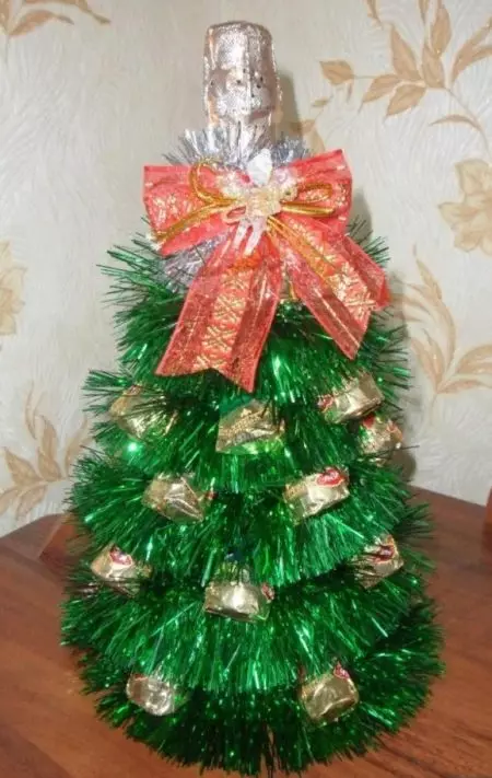 당신의 자신의 손으로 새해 나무 : 여자 친구에서 종이, 과자 및 다른 사람들로부터 새해를위한 크리스마스 트리를 만드는 방법? 아이디어와 마스터 클래스 24587_38