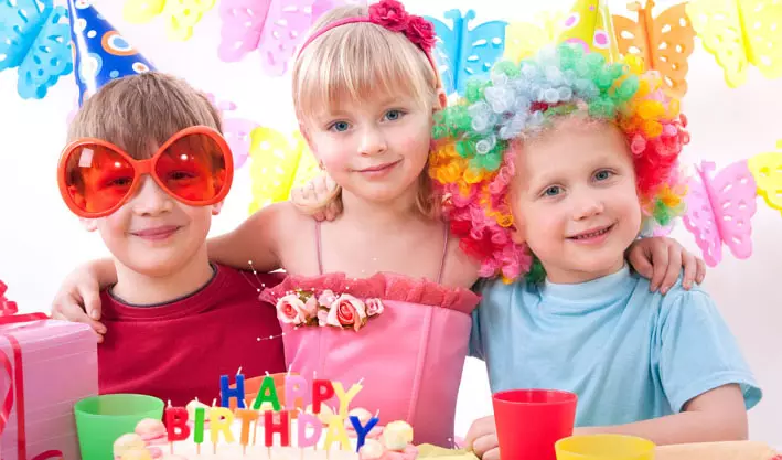 Kako proslaviti dječakov rođendan za 6 godina? Scenarij ideja s natjecanjima za dom, igre i predmet odmora kod kuće u obiteljskom krugu 24597_11