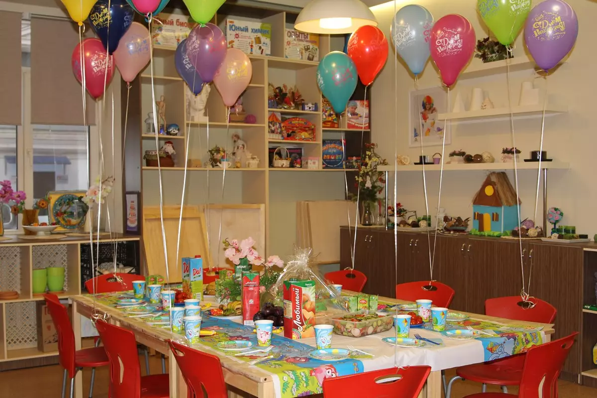 Bagaimana cara merayakan ulang tahun anak laki-laki selama 6 tahun? Skenario ide dengan kompetisi untuk rumah, permainan dan subjek liburan di rumah dalam lingkaran keluarga 24597_5