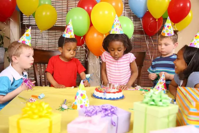 Bagaimana cara merayakan ulang tahun seorang anak berusia 3-4 tahun? Kontes dan skenario untuk anak perempuan dan laki-laki, permainan dan ide untuk liburan. Bagaimana cara merayakan ulang tahun di rumah? 24599_3