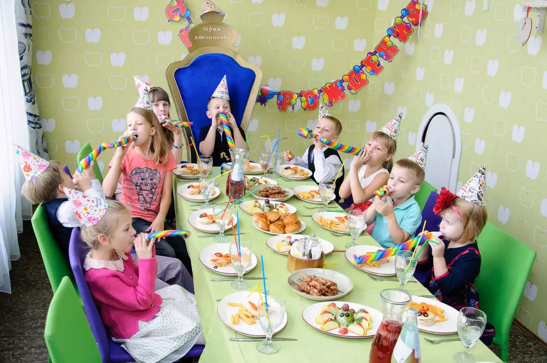 Girls bursdagskript 7 år: Konkurranser og spill. Hvordan feire hjem barnas bursdag? Morsomme ideer, morsomme og morsomme emner 24600_4