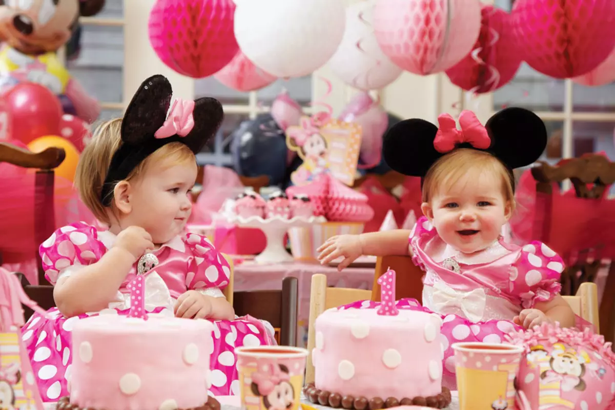 Як відзначити день народження дівчинки 1 рік? Сценарії і тематика свята для дитини вдома, прикольні ідеї конкурсів. Як організувати? 24601_3