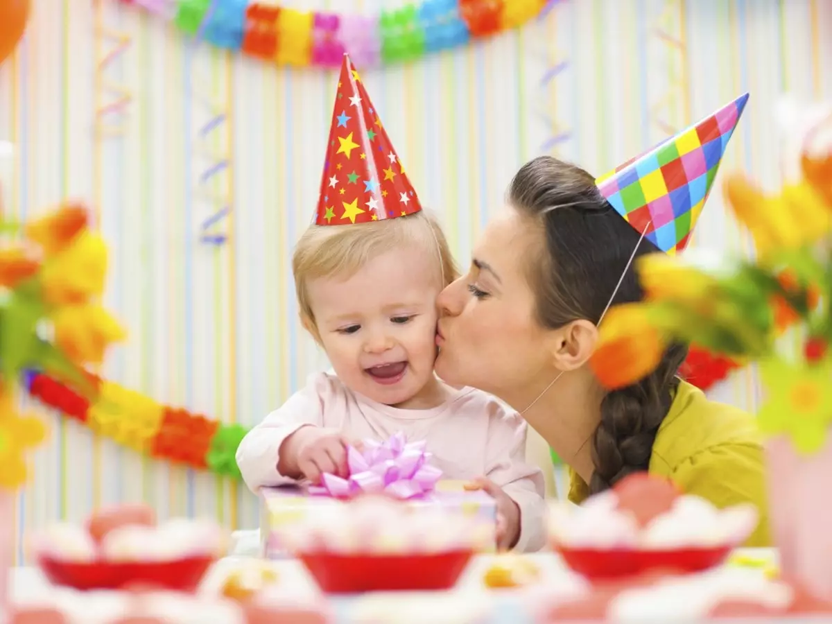 Comment célébrer les filles anniversaire 1 an? Scénarios et thème des vacances pour un enfant à la maison, des idées cool de concours. Comment organiser? 24601_5