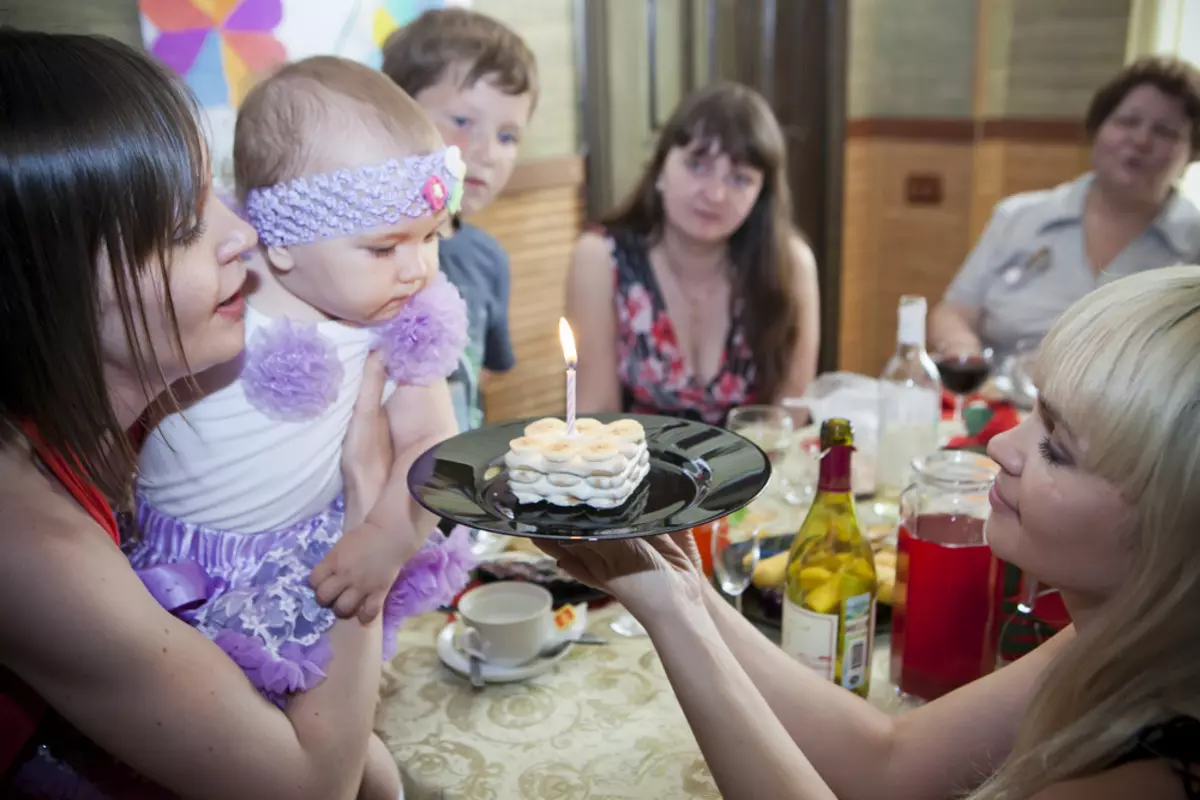 چگونه برای جشن تولد دختران تولد 1 سال؟ سناریوها و موضوع تعطیلات برای یک کودک در خانه، ایده های سرد رقابت ها. چگونه سازماندهی کنیم؟ 24601_6