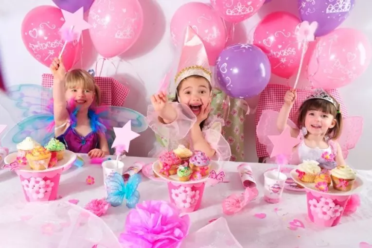 लड़कियों के लिए जन्मदिन परिदृश्य: राजकुमारी और अन्य विचारों, खेलों और लड़कियों के लिए प्रतियोगिताओं में 4 साल और 12 साल की उम्र, सजावट और बच्चों के जन्मदिन की थीम 24603_2