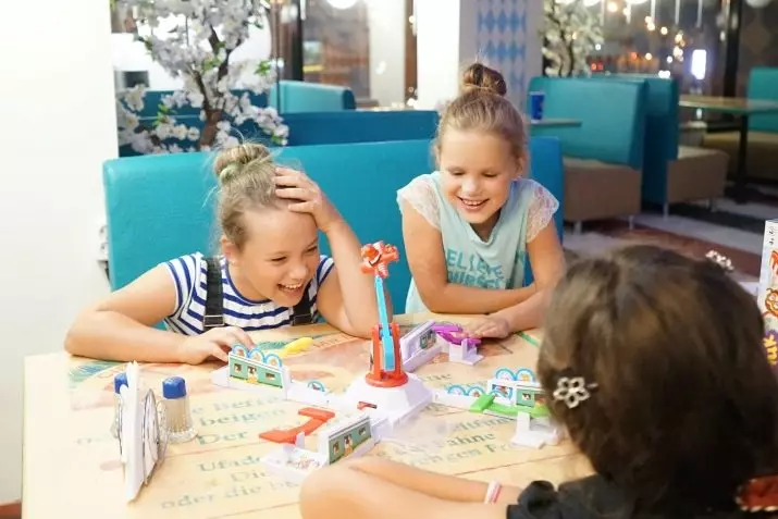 लड़कियों के लिए जन्मदिन परिदृश्य: राजकुमारी और अन्य विचारों, खेलों और लड़कियों के लिए प्रतियोगिताओं में 4 साल और 12 साल की उम्र, सजावट और बच्चों के जन्मदिन की थीम 24603_24