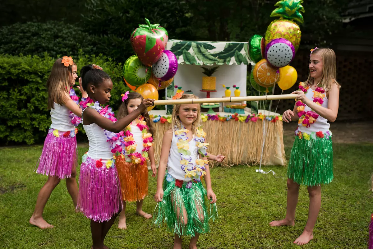 जन्मदिनको परिदृश्य: बच्चाहरूको लागि प्रतियोगिता र खेलहरूको लागि छुट्टी, जाडो र गर्मीमा कार्यक्रम प्ले गर्दै एक जन्मदिनको घर होल्ड गर्दै 24606_13