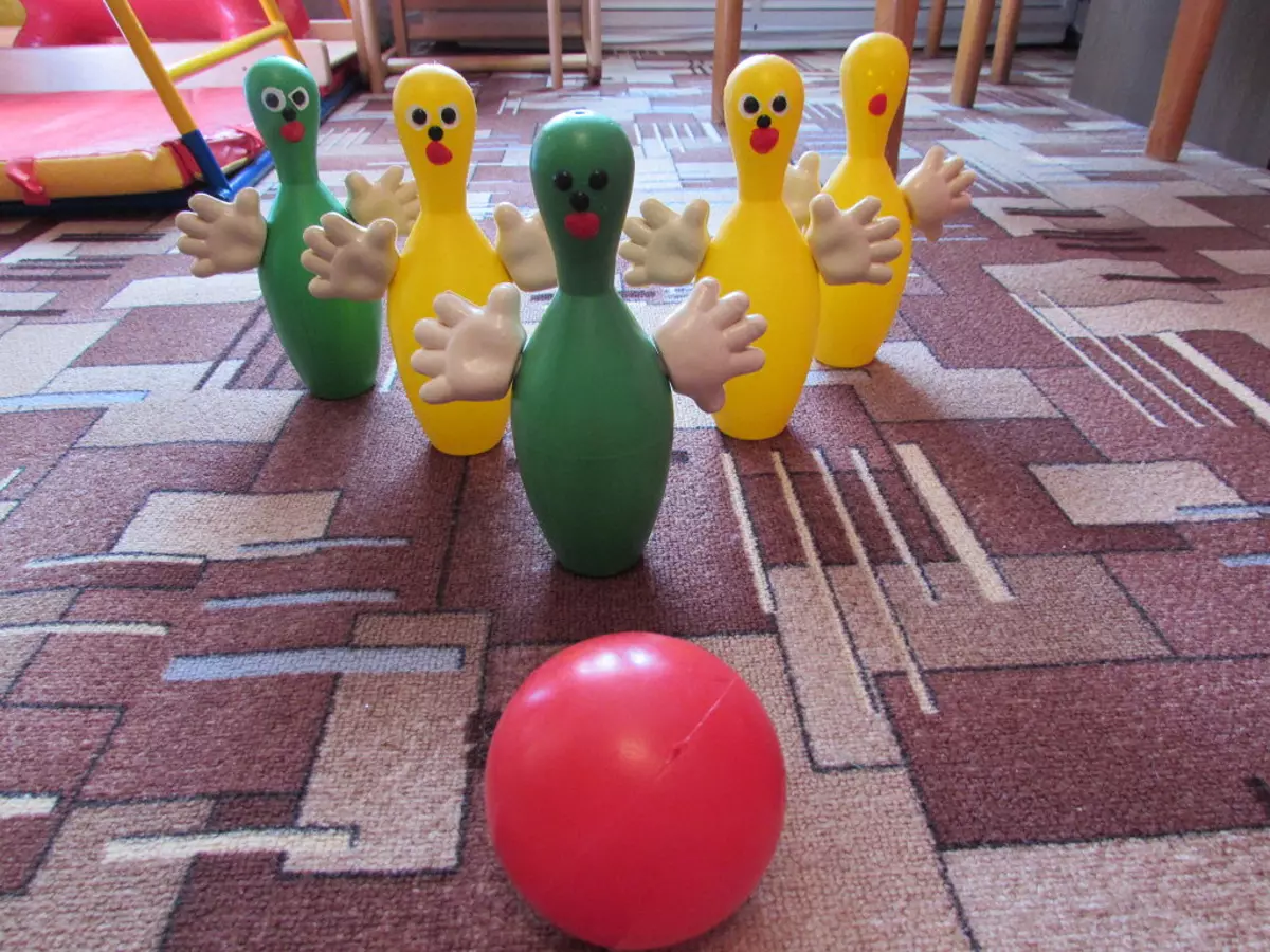 Игра шарами кегли сбивают. Кегли для детского сада. Боулинги для детей в детском саду. Кегли своими руками для детского сада. Боулинг в детском саду.