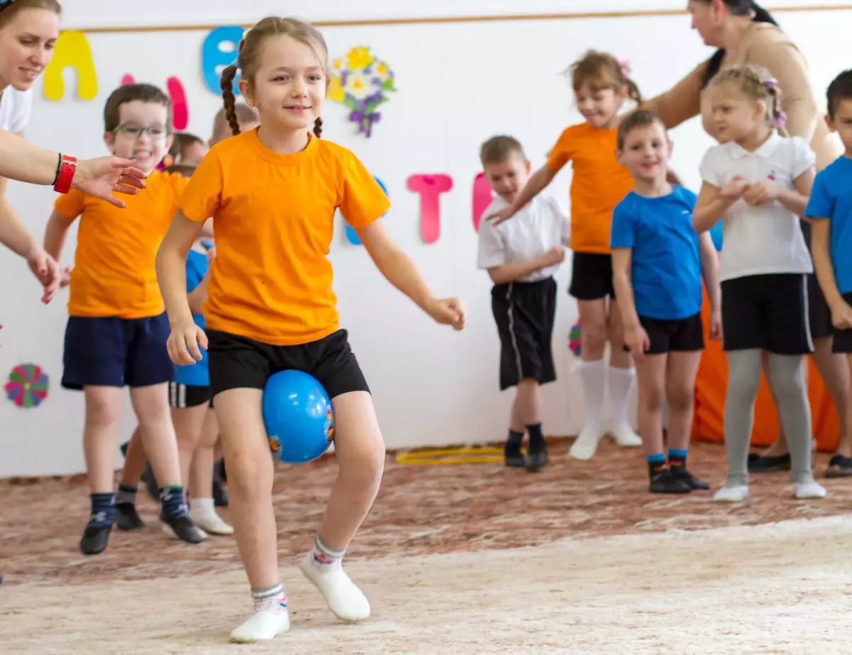 जन्मदिनको परिदृश्य: बच्चाहरूको लागि प्रतियोगिता र खेलहरूको लागि छुट्टी, जाडो र गर्मीमा कार्यक्रम प्ले गर्दै एक जन्मदिनको घर होल्ड गर्दै 24606_38