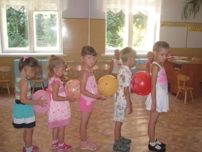 जन्मदिनको परिदृश्य: बच्चाहरूको लागि प्रतियोगिता र खेलहरूको लागि छुट्टी, जाडो र गर्मीमा कार्यक्रम प्ले गर्दै एक जन्मदिनको घर होल्ड गर्दै 24606_40
