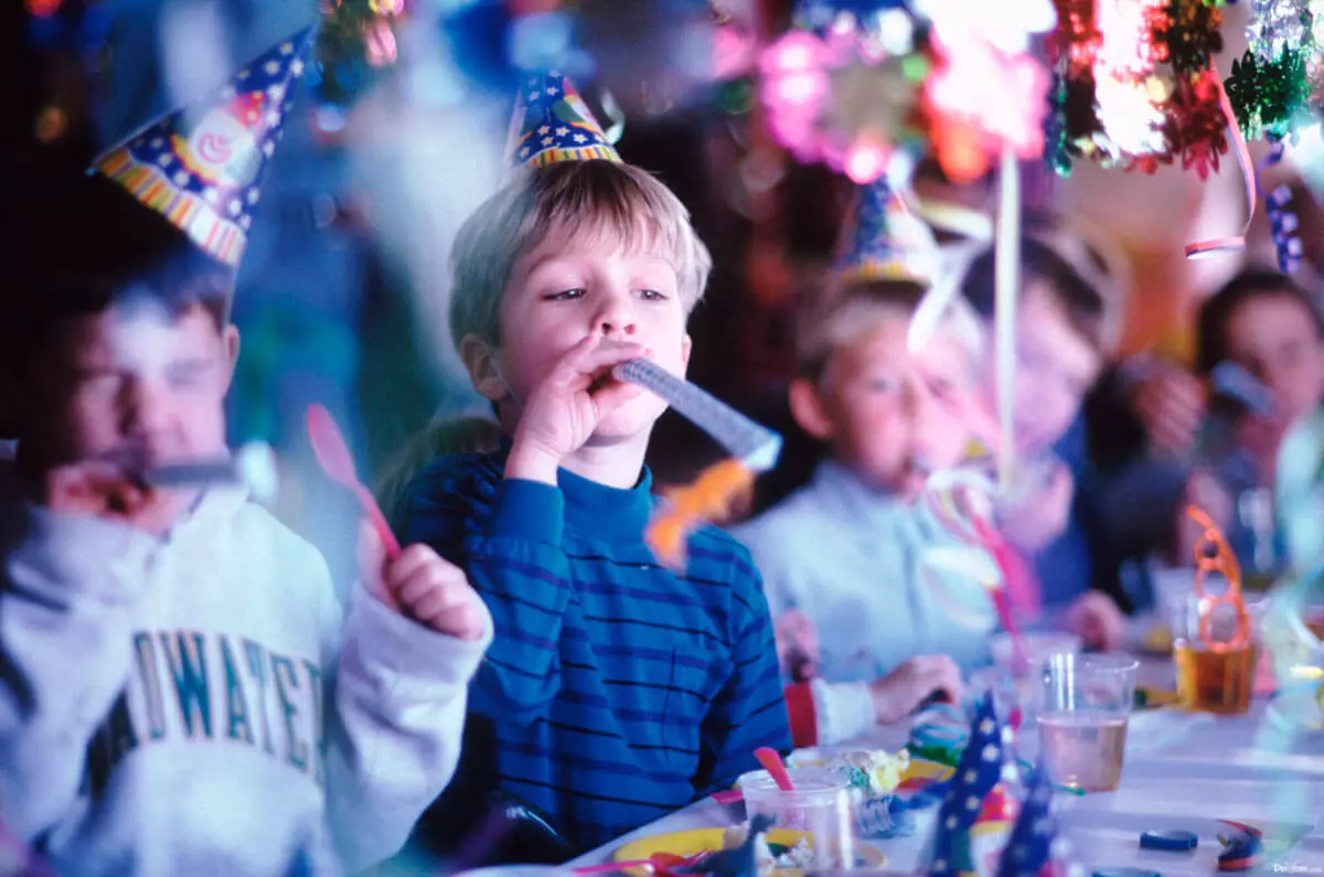 Anniversaire de bébé 8 ans: scénario, compétitions à domicile et jeux dans un café, idées pour les vacances de l'enfant, programme de célébration 24607_25