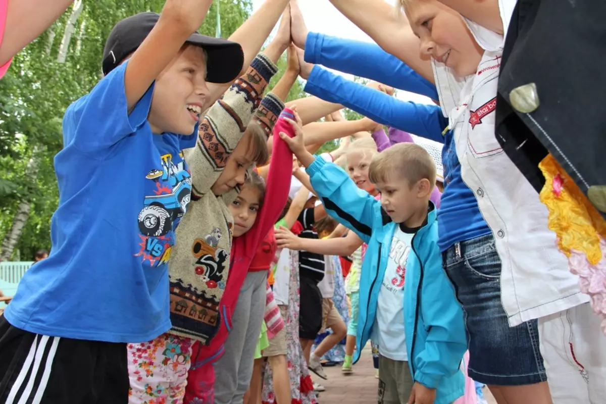 Anniversaire de bébé 8 ans: scénario, compétitions à domicile et jeux dans un café, idées pour les vacances de l'enfant, programme de célébration 24607_26