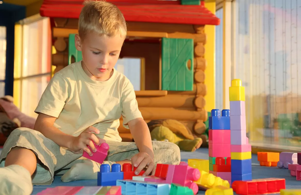 Anniversaire de bébé 8 ans: scénario, compétitions à domicile et jeux dans un café, idées pour les vacances de l'enfant, programme de célébration 24607_27