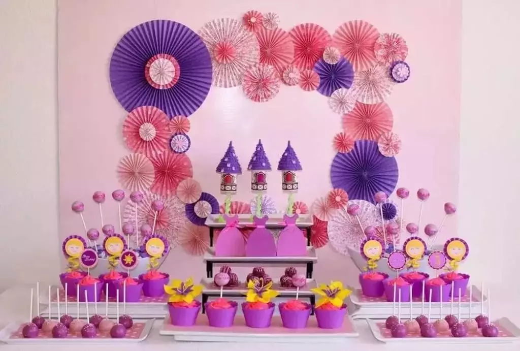 Trang trí sinh nhật của cô gái: Làm thế nào để trang trí một căn phòng cho một cô gái 2-3 tuổi và 5-10 tuổi? Ý tưởng cho em bé 8, 11, 12, 13, 14, 15 năm 24608_7