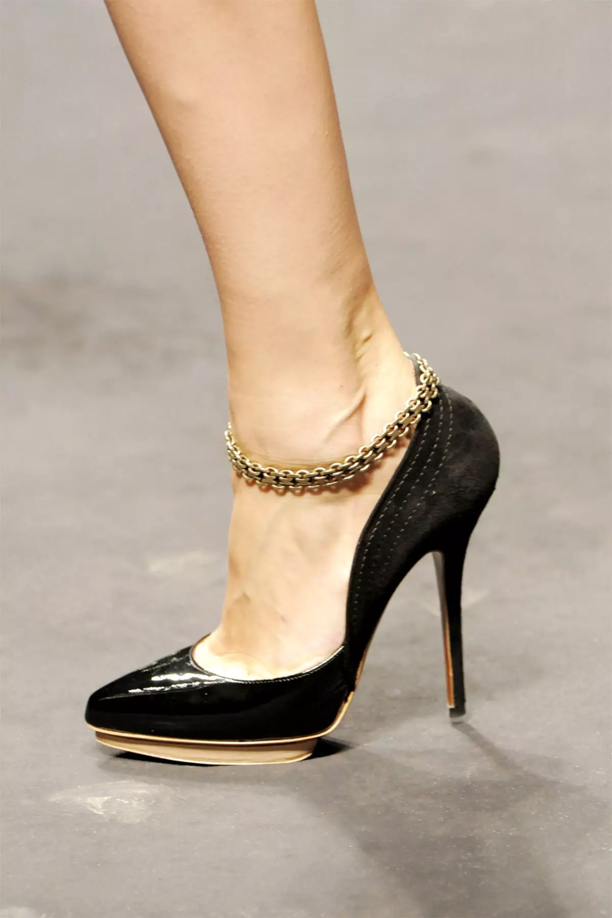 შავი მაღალი heeled ფეხსაცმელი (62 ფოტო): საღამოს და შემთხვევითი Suede Stiletto მოდელები 2460_49