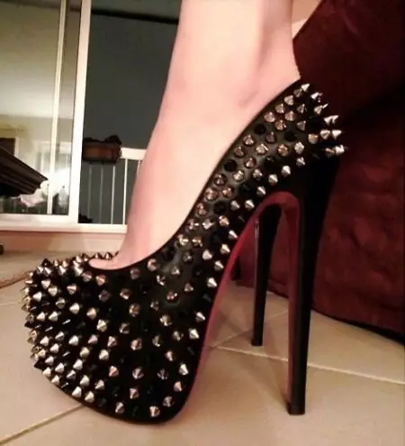 შავი მაღალი heeled ფეხსაცმელი (62 ფოტო): საღამოს და შემთხვევითი Suede Stiletto მოდელები 2460_54