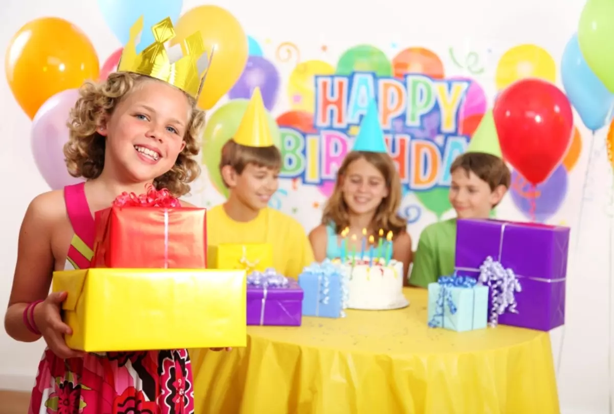 8歳の女の子の誕生日のスクリプト：自宅で大会、面白いと楽しいゲーム。友人とそれを祝うためにどのように？子供の誕生日のアイデアやテーマ 24610_2
