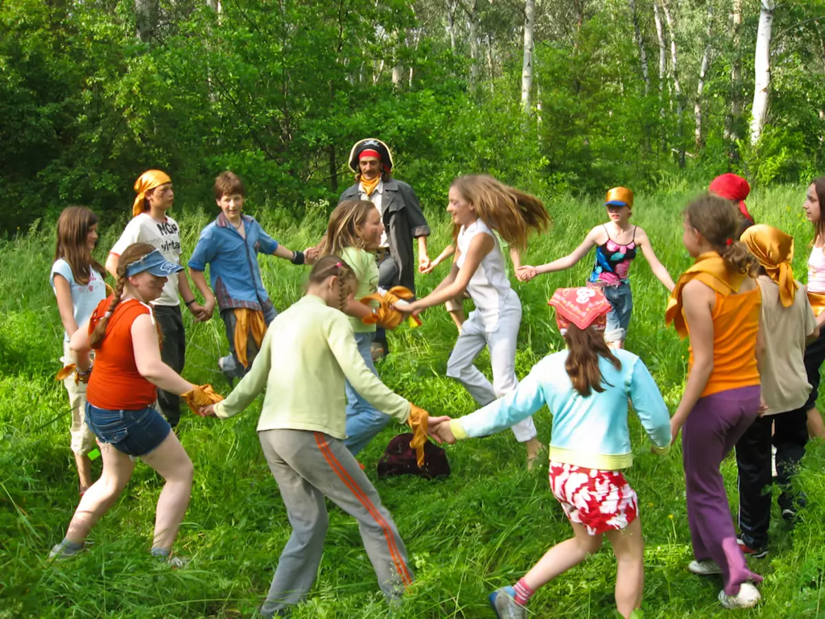 Развлечения на природе. Дети в лагере. Спортивный праздник на природе. Детский летний лагерь. Лето дети лагерь.