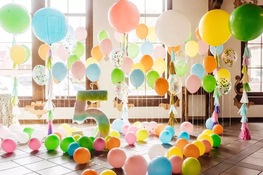 Födelsedagsdekoration för pojken: Hur man dekorerar rummet med bollar för ett barn 2-3 år, 4-5, 6-7 och 8-10 år? 24617_2