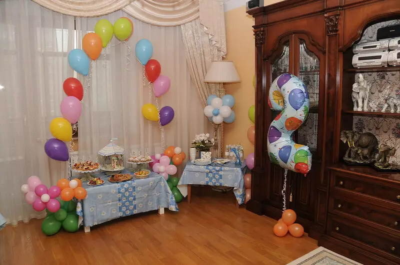 Decoração de aniversário para o menino: Como decorar o quarto com bolas para uma criança 2-3 anos, 4-5, 6-7 e 8-10 anos? 24617_26
