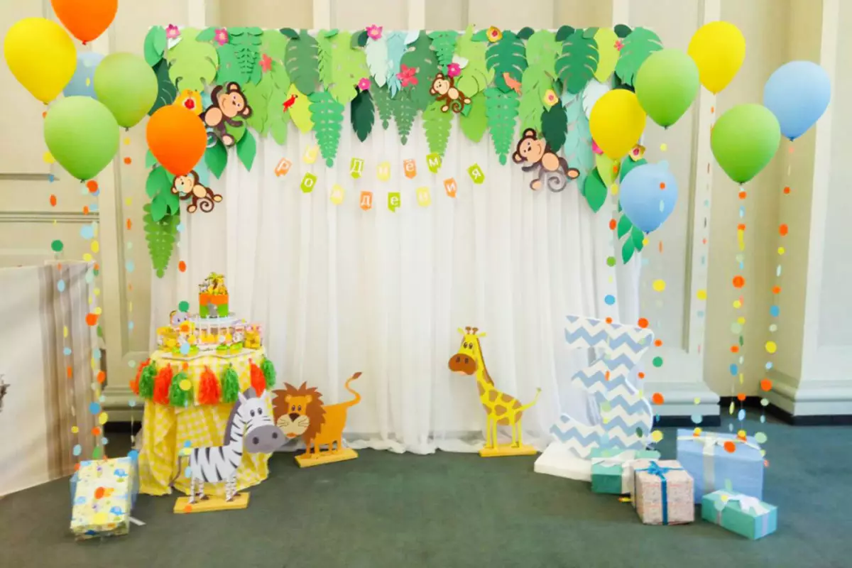 دکوراسیون تولد برای پسر: چگونه برای تزئین اتاق با توپ برای یک کودک 2-3 ساله، 4-5، 6-7 و 8-10 سال؟ 24617_27