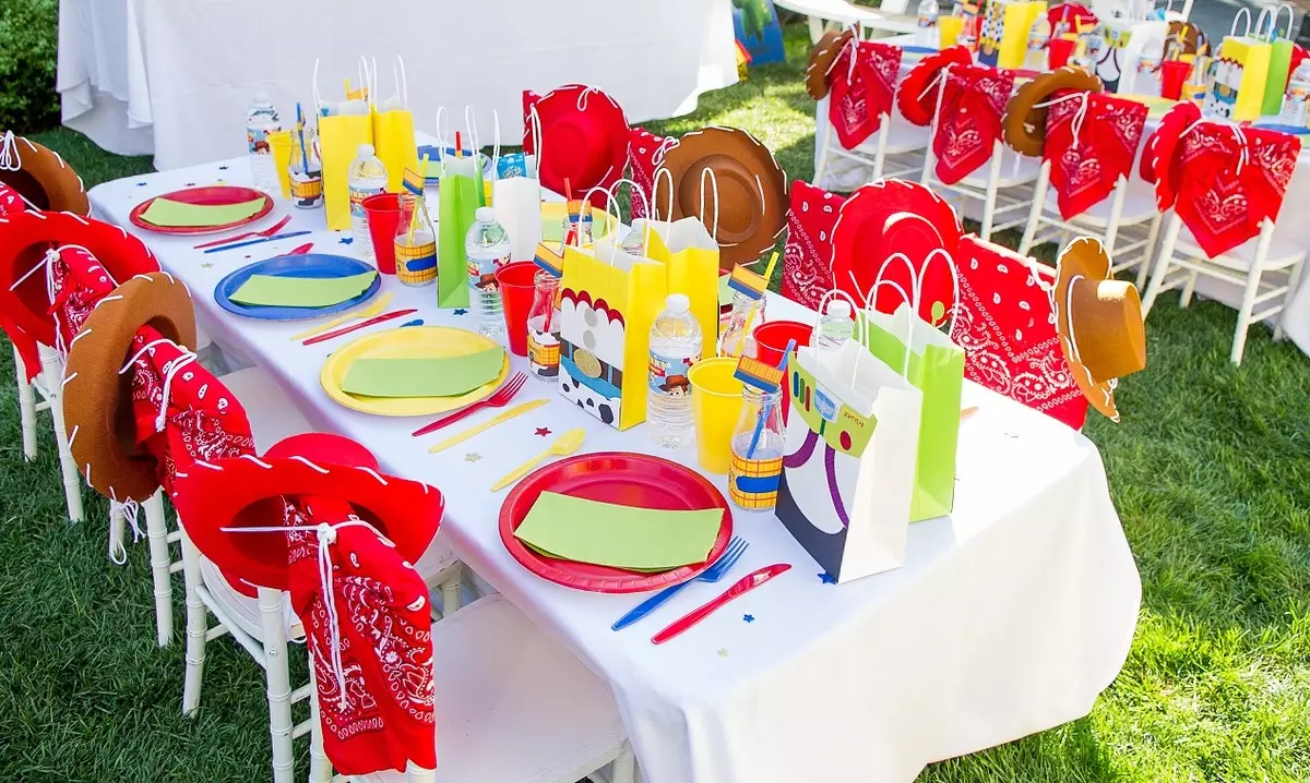 Decoração de aniversário para o menino: Como decorar o quarto com bolas para uma criança 2-3 anos, 4-5, 6-7 e 8-10 anos? 24617_31