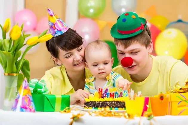 Hogyan lehet megünnepelni a gyermek első születésnapját? Forgatókönyv és versenyek a vendégek számára. Hogyan szervezzen nyaralóságot és fia 1 Évet? Születésnapi ötletek 24620_3