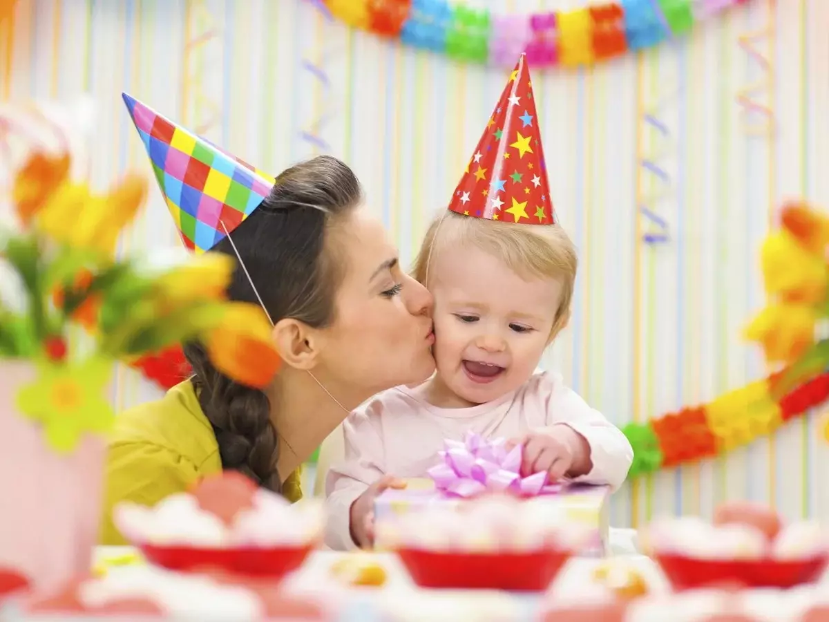 아이의 첫 번째 생일을 축하하는 방법? 손님을위한 시나리오 및 콘테스트. 휴일 딸과 아들을 1 년 동안 조직하는 방법은 무엇입니까? 생일 아이디어 24620_37