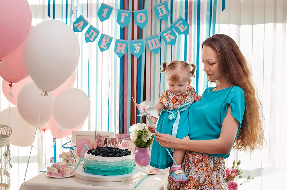 Hvordan fejrer du barnets første fødselsdag? Scenario og konkurrencer for gæster. Sådan arrangeres en feriedatter og søn 1 år? Fødselsdag Ideas. 24620_4