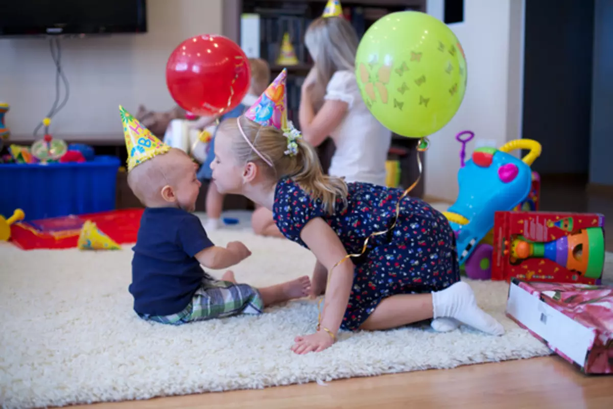 Hvordan fejrer du barnets første fødselsdag? Scenario og konkurrencer for gæster. Sådan arrangeres en feriedatter og søn 1 år? Fødselsdag Ideas. 24620_40