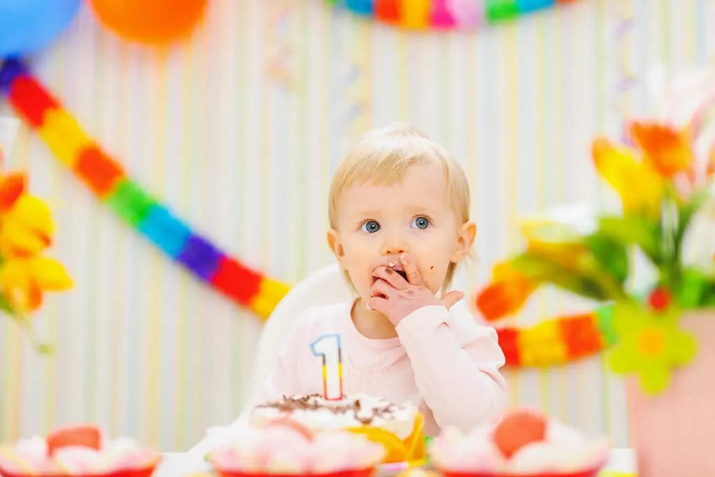Hur man firar barnets första födelsedag? Scenario och tävlingar för gästerna. Hur man organiserar en semesterdotter och son 1 år? Födelsedagsidé 24620_5